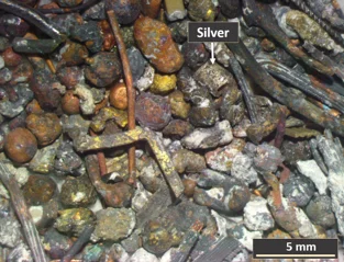 Concentré de métaux issus de mâchefers, dont un grain d’argent (échelle 5 mm)