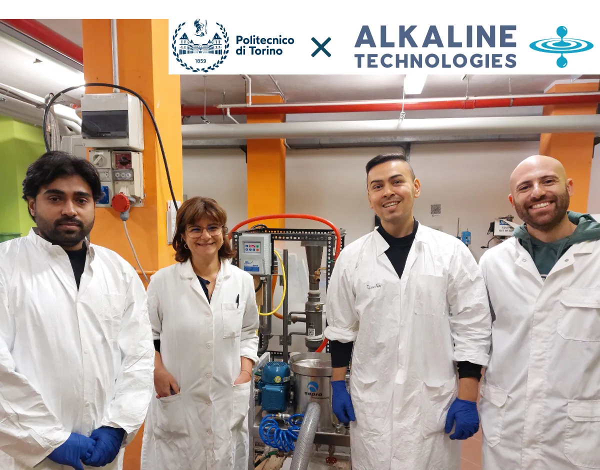 L’équipe devant l’installation pilote au laboratoire de Turin